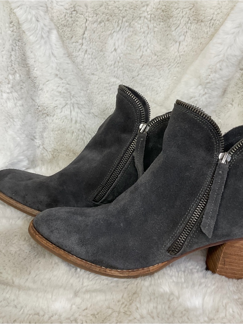 Dolce Vita Twin Zip Gray Suede Stacked Heel Ankle Booties Size 10 - Picture 12 of 14